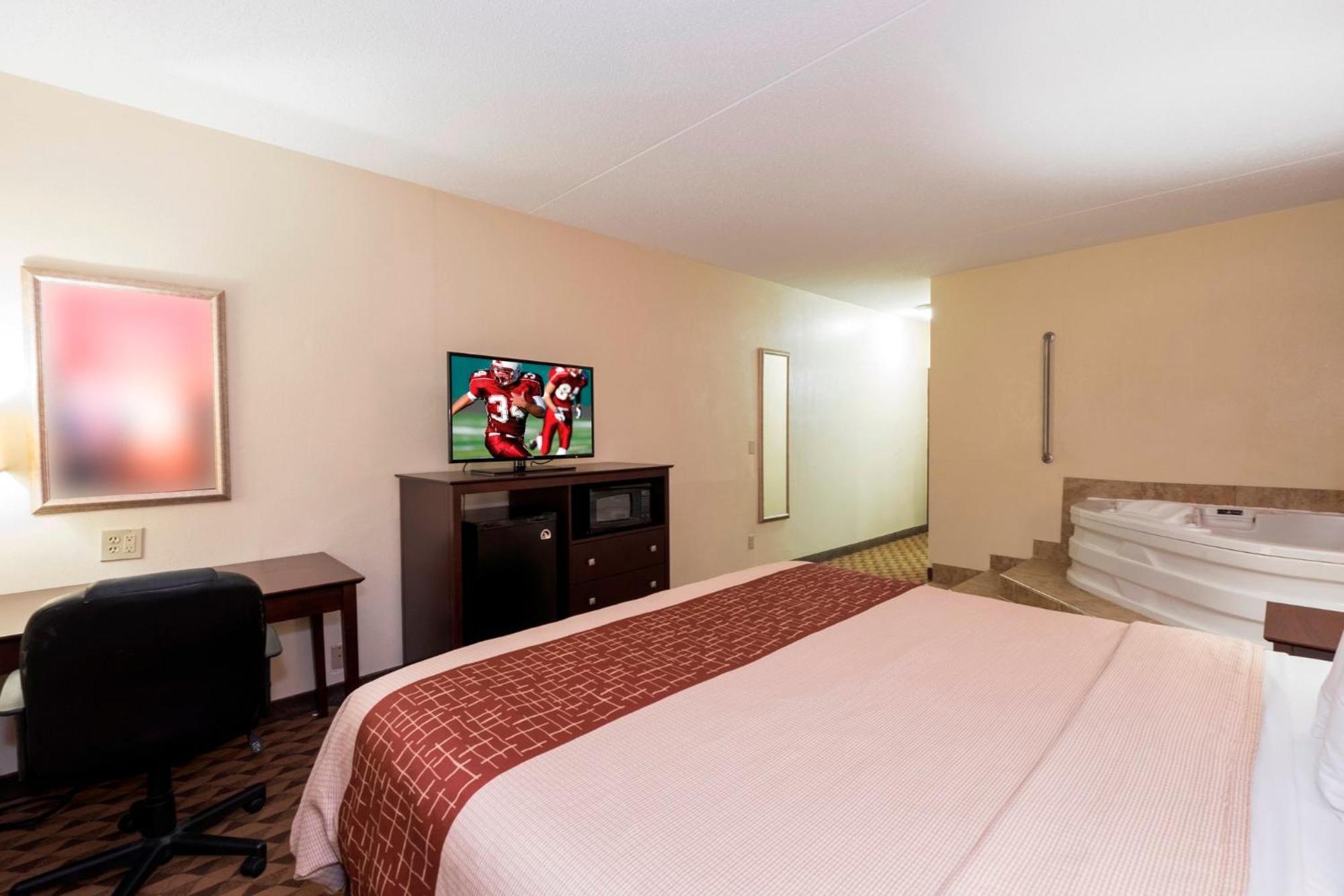 Red Roof Inn & Suites Cincinnati North-Mason Bagian luar foto